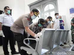 Cegah Penyebaran Corona, Polri dan TNI Bersihkan Stasiun Probolinggo