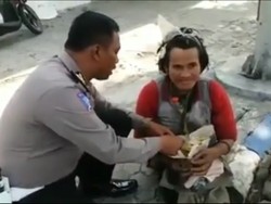 Inpiratif! 5 Polisi Indonesia Ini Bagikan Makanan Gratis untuk Masyarakat