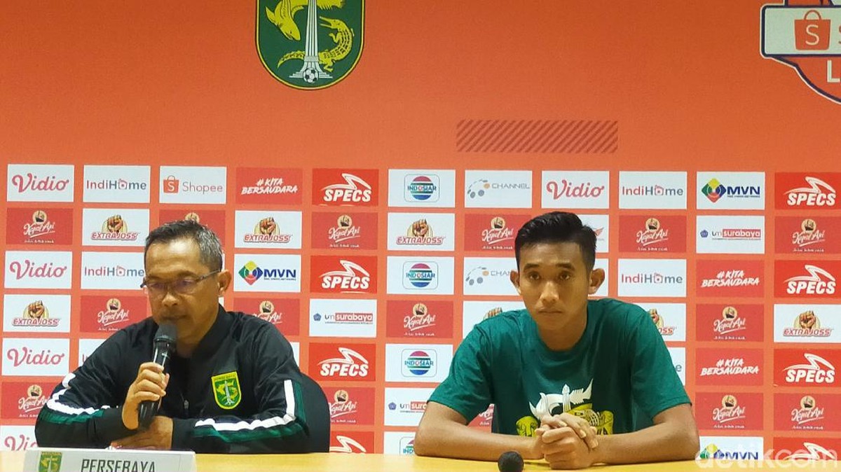 Pelatih Persebaya Surabaya, Aji Santoso (kiri) meminta maaf usai timnya kalah 3-4 dari Persipura Jayapura di pekan ketiga Shopee Liga 1 2020. (Foto: Deni Prastyo Utomo/detikSport)