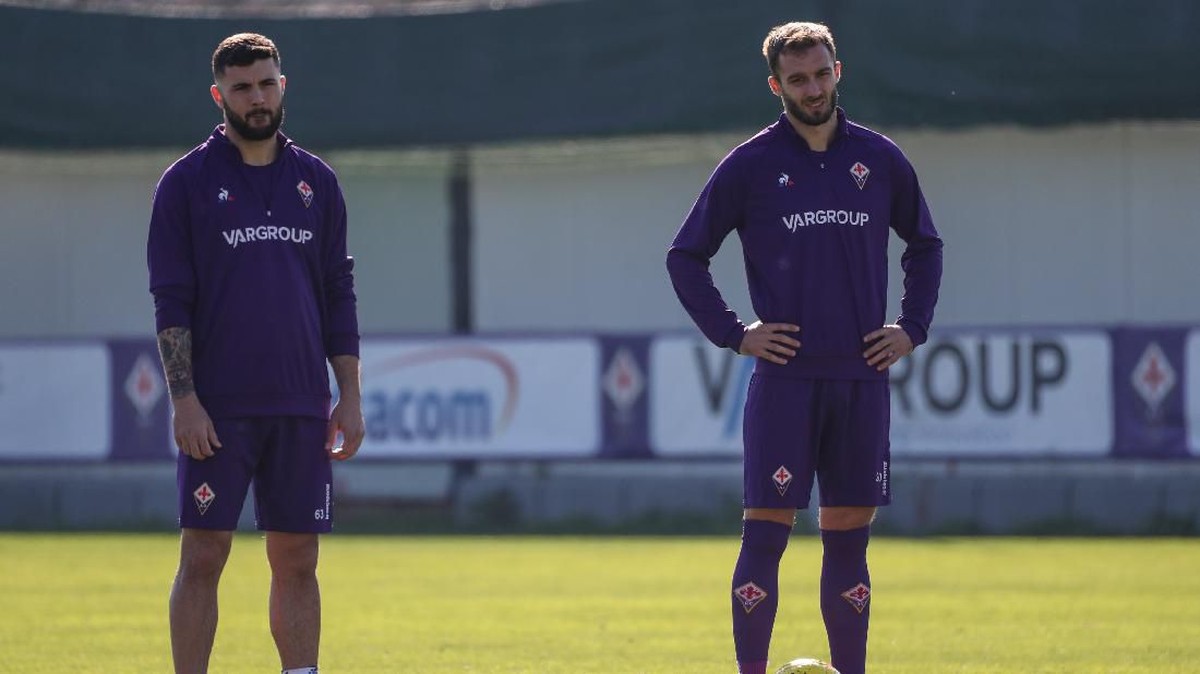 Cutrone dan Pezzella positif terkena virus corona. Foto: Twitter @ACFFiorentinaEN
