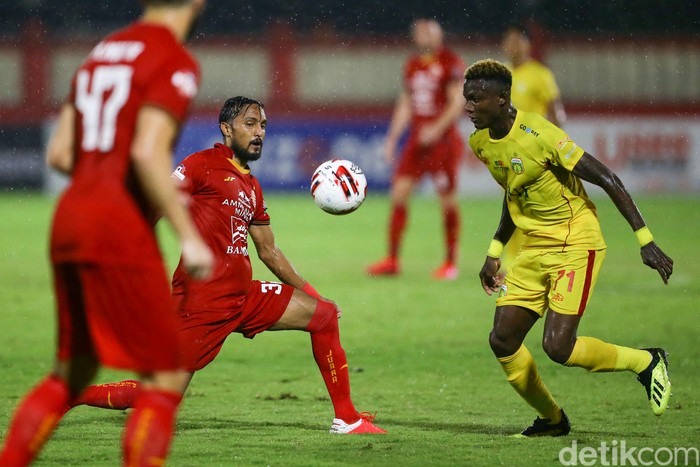 Bhayangkara FC vs Persija Jakarta di Shopee Liga 1 2020 menyajikan duel yang seru. Perang bintang itu tanpa pemenang.