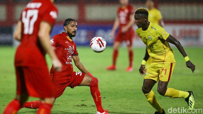 Bhayangkara FC vs Persija Jakarta di Shopee Liga 1 2020 menyajikan duel yang seru. Perang bintang itu tanpa pemenang.