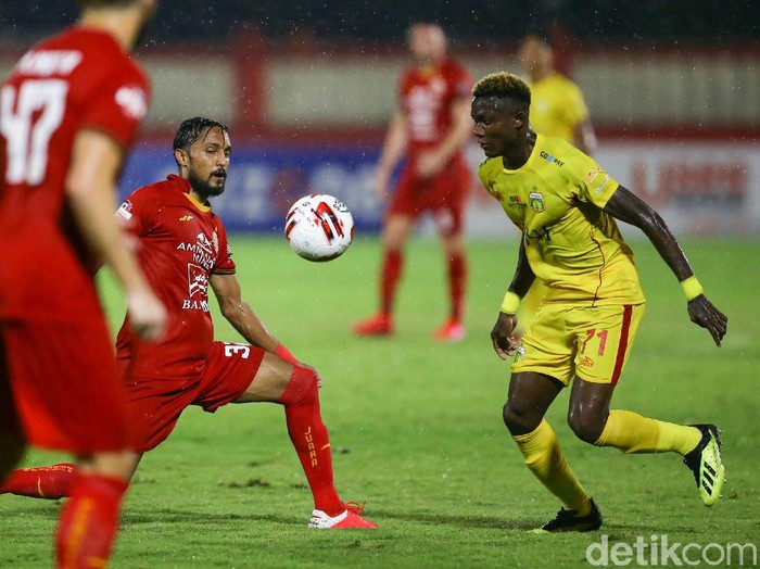Bhayangkara FC vs Persija Jakarta di Shopee Liga 1 2020 menyajikan duel yang seru. Perang bintang itu tanpa pemenang.