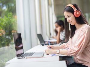 Cegah Penyebaran Corona, UMN Gelar Kuliah hingga UTS Secara Online Cegah Penyebaran Corona, UMN Gelar Kuliah hingga UTS Secara Online