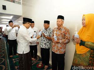 Cegah Corona, Bupati Anas Bagi-Bagi Hand Sanitizer ke Masjid Hingga Gereja
