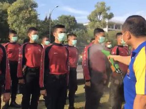 Personel Polda Sumbar Disemprot Cairan Disinfektan