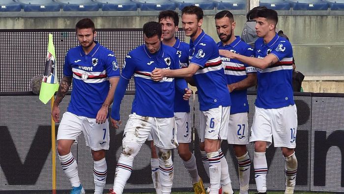 GENOA, ITALY - MARCH 08: UC Sampdoria players celebrate with Fabio Quagliarella after penalty during the Serie A match between UC Sampdoria and Hellas Verona at Stadio Luigi Ferraris on March 8, 2020 in Genoa, Italy. (Photo by Paolo Rattini/Getty Images)