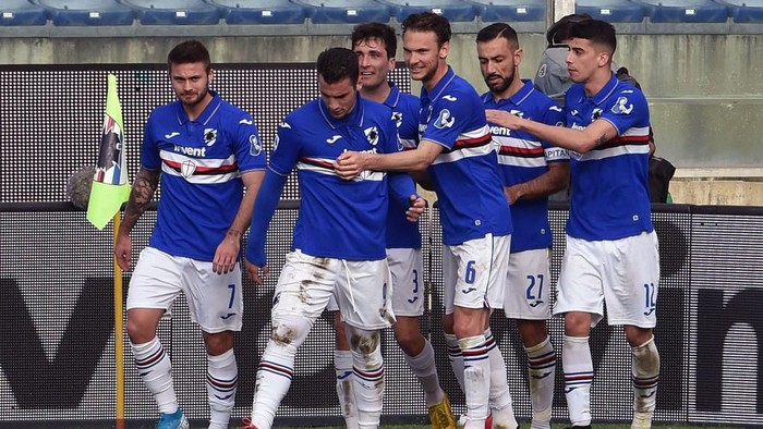GENOA, ITALY - MARCH 08: UC Sampdoria players celebrate with Fabio Quagliarella after penalty during the Serie A match between UC Sampdoria and  Hellas Verona at Stadio Luigi Ferraris on March 8, 2020 in Genoa, Italy. (Photo by Paolo Rattini/Getty Images)
