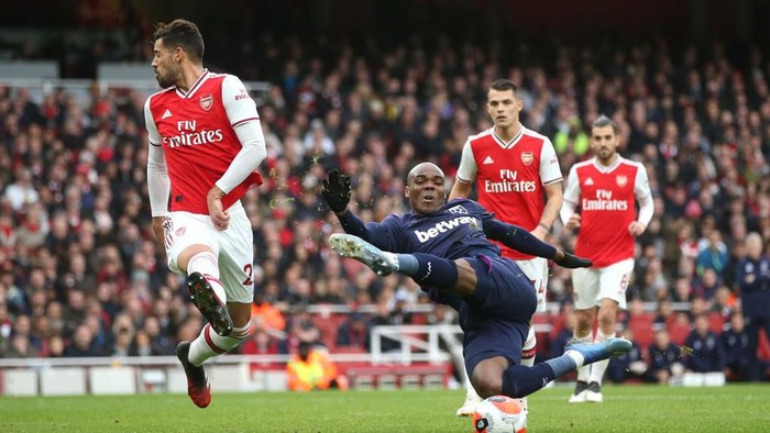 LONDON, ENGLAND - MARCH 07: Angelo Ogbonna of West Ham United kicks the ball in the air during the Premier League match between Arsenal FC and West Ham United at Emirates Stadium on March 07, 2020 in London, United Kingdom. (Photo by Alex Morton/Getty Images)