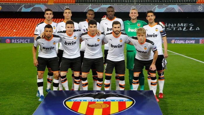 VALENCIA, SPAIN - MARCH 10: (FREE FOR EDITORIAL USE)  In this handout image provided by UEFA, Valencia pose for a team photo during the UEFA Champions League round of 16 second leg match between Valencia CF and Atalanta at Estadio Mestalla on March 10, 2020 in Valencia, Spain. (Photo by UEFA - Handout via Getty Images)