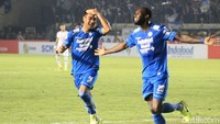 Di Indonesia, tiga pemain asing Persib Bandung juga bandel. Wander Luiz ke Bali, Geoffrey Castillion ke Belanda, dan Omid Nazari pulang ke Filipina. Padahal, pemerintah Indonesia sudah memberi imbauan agar semua orang berdiam diri di rumah. Wander Luiz bahkan kini positif COVID-19. (Foto: Yudha Maulana/detikcom)
