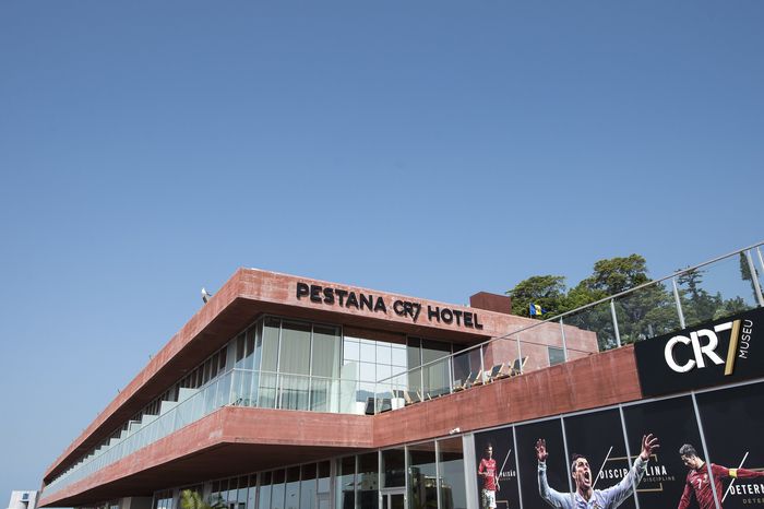 Christiano Ronaldo terkenal sebagai sosok yang dermawan. Belum lama ini ia dikabarkan mengubah hotel mewahnya menjadi rumah sakit khusus corona.