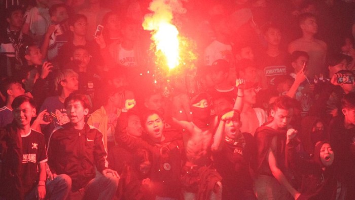 Flare di laga Persib Bandung vs PSS Sleman