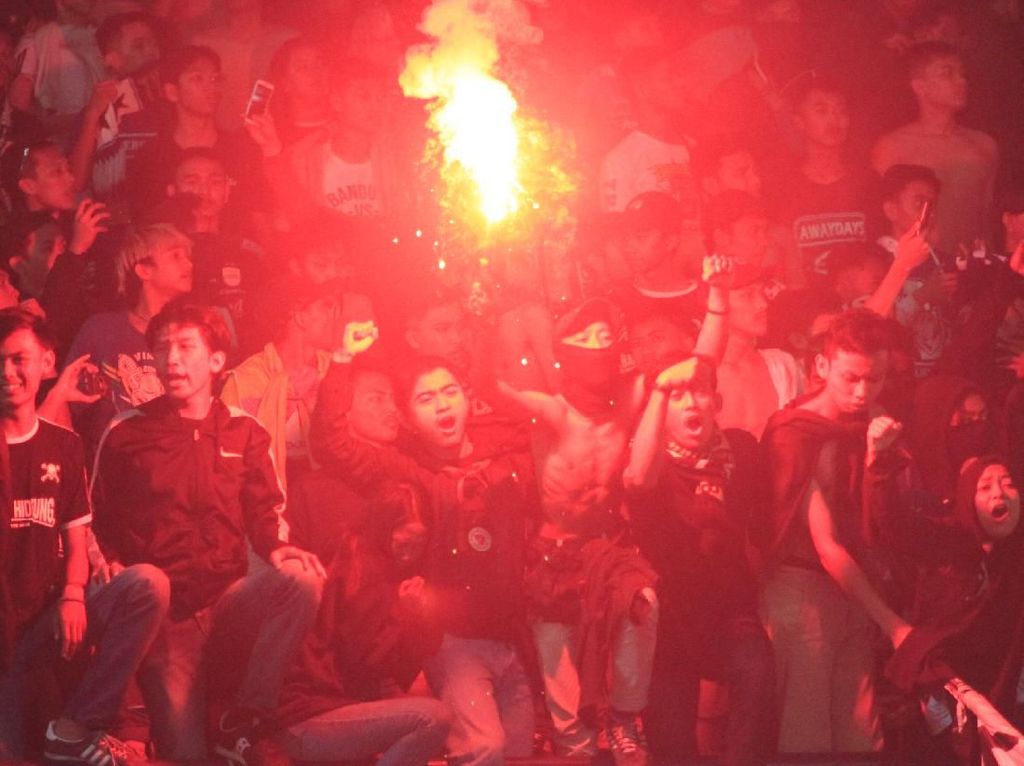 Persib Bandung Menang, Robert Alberts Dibikin Gusar Flare Persib Bandung Menang, Robert Alberts Dibikin Gusar Flare