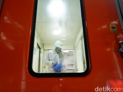 Cegah Virus Corona, Kereta Api di Bandung Disemprot Disinfektan