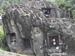 Keajaiban Tana Toraja, Makam Vertikal di Atas Tebing