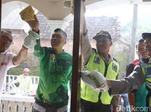 Polisi di Mojokerto Bersihkan Layanan Publik Cegah Penyebaran Corona