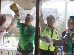 Polisi di Mojokerto Bersihkan Layanan Publik Cegah Penyebaran Corona