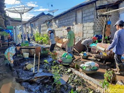 Warga Bondowoso Korban Banjir Bandang Kuras Lumpur yang Masuk Rumah