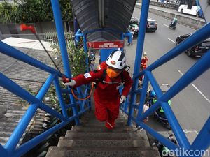 Aksi Petugas Menyemprotkan Disinfektan di Ruang Publik