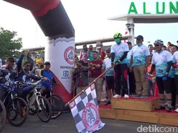 Lepas Gowes Lawan Corona, Bupati Rembang Tutupi Wajah Rapat