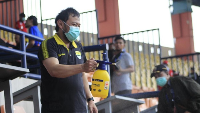 Penyemprotan disinfektan di Stadion Si Jalak Harupat jelang laga Persib Bandung vs PSS Sleman, Minggu (15/3/2020) untuk mencegah virus corona.