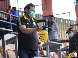 Jelang Persib vs PSS, Tribun Si Jalak Harupat Disemprot Disinfektan