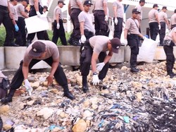 Cegah Corona, Polisi di Tuban Gercep Bersihkan Fasilitas Umum