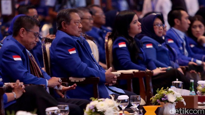 Agus Harimurti Yudhoyono (AHY) resmi menjadi Ketum Partai Demokrat 2020-2025. Ia menggantikan ayah kandungnya, Susilo Bambang Yudhoyono (SBY).
