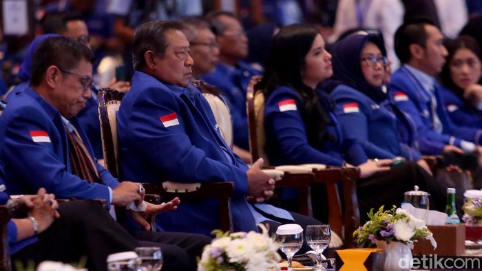 AHY Resmi Jadi Ketum Partai Demokrat Agus Harimurti Yudhoyono (AHY) resmi menjadi Ketum Partai Demokrat 2020-2025. Ia menggantikan ayah kandungnya, Susilo Bambang Yudhoyono (SBY).