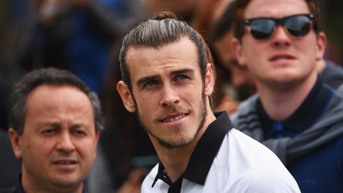SOTOGRANDE, SPAIN - APRIL 17:  Real Madrid and Wales footballer Gareth Bale (C) looks on as he watches Sergio Garcias group during the final round on day four of the Open de Espana at Real Club Valderrama on April 17, 2016 in Sotogrande, Spain.  (Photo by Ross Kinnaird/Getty Images)
