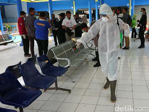 Terminal Bus di Trenggalek Disemprot Disinfektan Cegah Penularan Corona