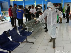 Terminal Bus di Trenggalek Disemprot Disinfektan Cegah Penularan Corona