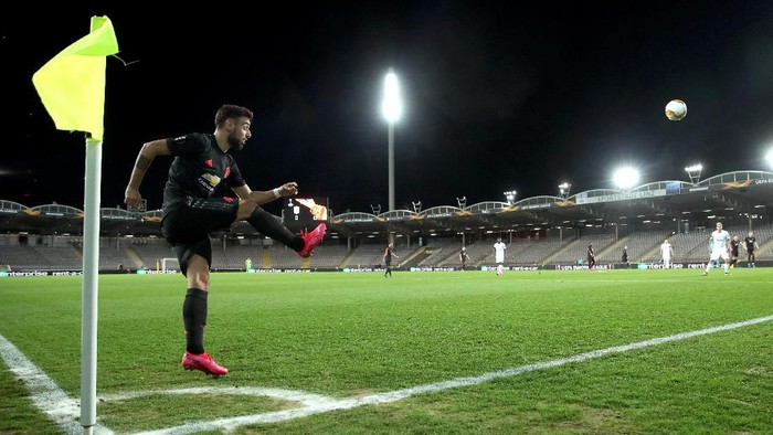 LINZ, AUSTRIA - MARCH 12: (FREE FOR EDITORIAL USE) In this handout image provided by UEFA, Bruno Fernandes of Manchester United takes a corner during the UEFA Europa League round of 16 first leg match between LASK and Manchester United at Linzer Stadion on March 12, 2020 in Linz, Austria. The match is played behind closed doors as a precaution against the spread of COVID-19 (Coronavirus).  (Photo by UEFA - Handout/UEFA via Getty Images )