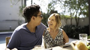 Kisah Wanita Dapat Pacar 28 Tahun Lebih Muda di Tinder, Sering Dikira Ibunya