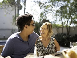 Kisah Wanita Dapat Pacar 28 Tahun Lebih Muda di Tinder, Sering Dikira Ibunya