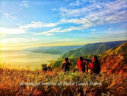 Indah Danau Toba Dilihat dari Bukit Gajah Bobok