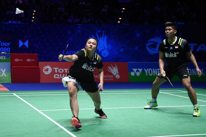 Indonesias Praveen Jordan and Indonesias Melati Daeva Oktavianti (black jerseys) play against Englands Marcus Ellis and Englands Lauren Smith (unseen) during their All England Open Badminton Championships mixed doubles semi-final match in Birmingham, central England, on March 14, 2020. (Photo by Oli SCARFF / AFP)