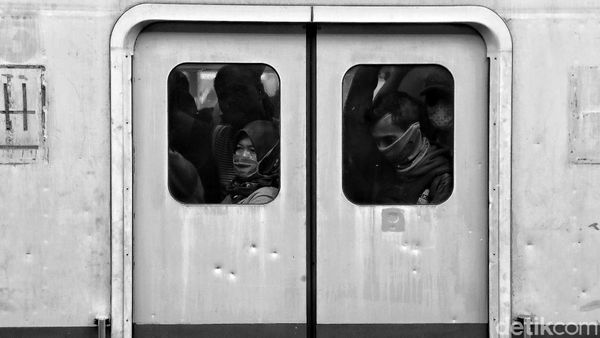 Potret Warga Jakarta di Tengah Corona dalam Bingkai Hitam Putih