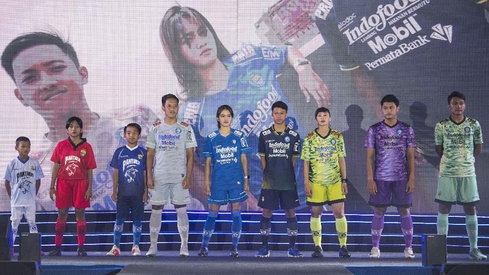 Para pemain diklat dan akademi Persib mengenalkan seragam baru saat acara Launching Tim Persib 2020 di Bandung, Jawa Barat, Selasa (25/2/2020). Persib Bandung yang saat ini dilatih oleh Robert Rene Alberts memperkenalkan tujuh seragam baru dan 26 pemain dalam tim yang akan menjalani laga pada liga 1 2020. ANTARA FOTO/M Agung Rajasa/pd