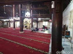 Karpet Masjid Gedhe Yogya Dilepas, Jemaah Diimbau Tak Salaman