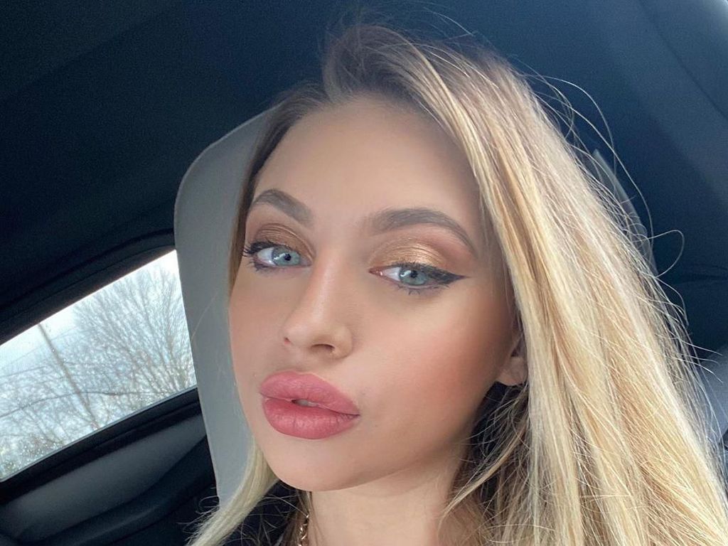 Influencer Dikritik Usai Jilati Dudukan Toilet Buka Suara, Ini Pembelaannya Influencer Dikritik Usai Jilati Dudukan Toilet Buka Suara, Ini Pembelaannya