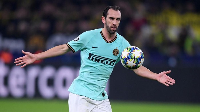Borussia Dortmund v Inter: Group F - UEFA Champions League
DORTMUND, GERMANY - NOVEMBER 05: Diego Godin of Inter Milan controls the ball during the UEFA Champions League group F match between Borussia Dortmund and Inter at Signal Iduna Park on November 05, 2019 in Dortmund, Germany. (Photo by Alex Grimm/Getty Images)