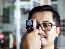 Haruskah Tutup Mata Saat Thermo Gun Ditembakkan di Dahi?