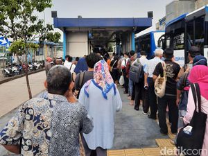Antrean Panjangnya Viral! Ini Cerita Penumpang di Halte TransJ Puri Beta 2 Antrean Panjangnya Viral! Ini Cerita Penumpang di Halte TransJ Puri Beta 2
