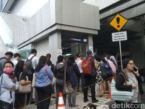Gerindra DKI: Buat Apa Sih Warga Antre TransJ-MRT Bila Berisiko Corona?