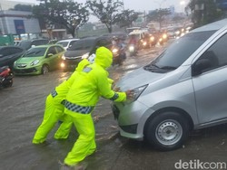 Jalan Margonda Depok Depan Metrostater Banjir Sebetis, Sempat Bikin Macet