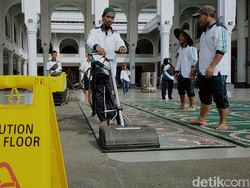 Waspada Corona, 1.255 Karpet Masjid Al Akbar Surabaya Dibersihkan