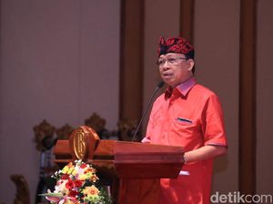 Penjelasan Koster soal Suap-suapan Satu Sendok di Acara PDIP Bali