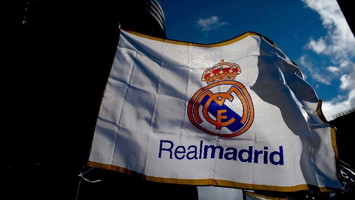 Logo Real Madrid MADRID, SPAIN - JANUARY 31: A Real madrid flag flutters displayed at a merchandaising stall at Estadio Santiago Bernabeu outdoors before the La Liga match between Real Madrid CF and Real Sociedad de Futbol on January 31, 2015 in Madrid, Spain. (Photo by Gonzalo Arroyo Moreno/Getty Images)